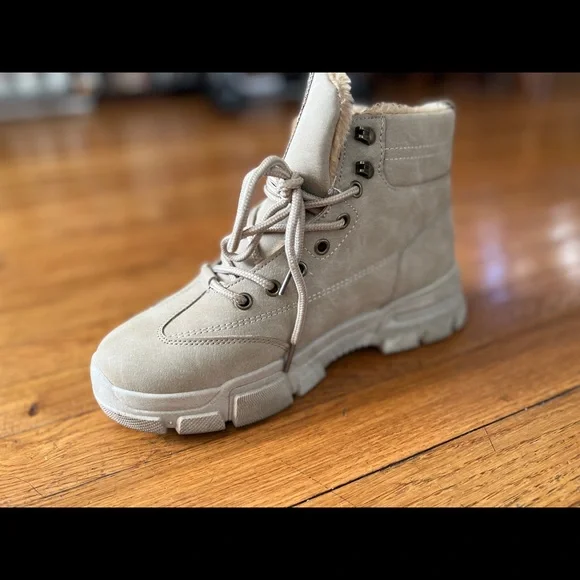 Tan Unisex boots size 39.5. - Picture 3 of 5